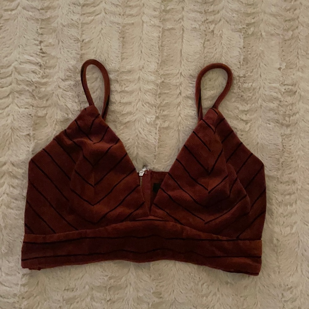 Papaya crop top. Super cute just don’t wear anymore. Nearly perfect condition💕